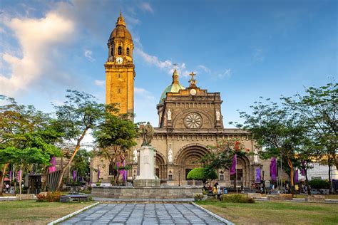 Manila Cathedral .